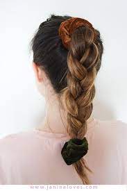 Scrunchie Haargummi 5 Arten Den Trend Der 90er Zu Stylen Scrunchie Frisuren Einfache Frisuren Fur Langes Haar Haar Styling