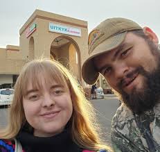 Can someone please give us a better background? I am in love with this  picture but would love a different background