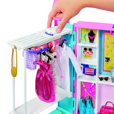 Giacche, pantaloni e gonne sugli appendini, che dovranno essere tutti uguali a seconda dei capi.maglie, magliette e maglioni, devono essere ben ripiegati negli ripiani o nei cassetti. Barbie Armadio Dei Sogni Giochi Giachi S R L Ingrosso E Distribuzione Di Giochi E Giocattoli