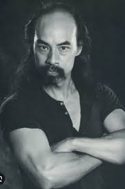 Probabilmente,dopo il piu famoso Bolo Yeung,lui è stato l'antagonista  orientale,dei film sulle arti marziali,e non solo,piu gettonato,tra gli  anni 80 e 90 soprattutto. Tipo,se ricordate,in Arma Letale,che era un  poliziesco,lui era il