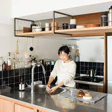 壁も天井もフル活用 4帖 でも使いやすく すっきり収納のキッチンづくり 造作キッチン リビング キッチン 狭い家のキッチン