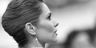 On vaporise de la laque sur ses doigts puis on pince quelques petits cheveux dans la coque et dans le chignon pour les faire ressortir. Tuto Chignon Banane Comment Faire Un Chignon Banane Marie Claire