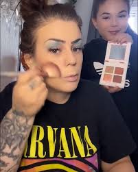 Mum shows her daughter how she did her makeup in the 90s 🙈 🙈