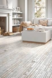 Weiß, gelb und andere grelle farben schaffen die optische illusion zu helligkeit. Helle Turen Und Heller Boden Im Inneren 71 Fotos Kombination Mit Dunklen Wanden Und Weissen Turen Mit Der Farbe Von Wenge Beige Und Braun