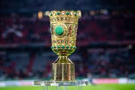 The match will be played on thursday, 13 may 2021 (on the feast of the ascension, a german public holiday) at the olympiastadion in berlin. Dfb Pokal Kein Dfb Offizieller Auf Dem Platz Zwei Nachwuchsfussballer Ubergeben Pokal Stern De