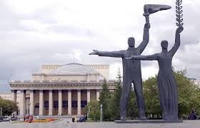 Хотя бы потому, что за сравнительно небольшую историю ему удалось вырасти до третьего по величине города россии, сменить семь названий. Novosibirsk Oficialno Priznan Gorodom Voinskoj I Trudovoj Slavy Obshestvo Tass