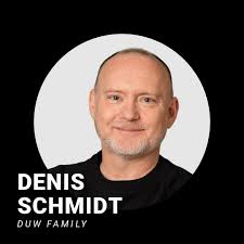 Denis Schmidt /// 🗯️🗣️ Werbemarkt Mitte der 1990er zog der gebürtige  Thüringer und Musiker zum Studium nach Leipzig. Nach einigen Jahren in  Werbeagenturen gründete er 2007 die Druck und Werte GmbH. Vom