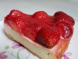 Quark und schmand glatt verrühren, die pürierten erdbeeren untermengen und etwa 3 esslöffel von den pürierten. Erdbeerherz Schmandkuchen Vegan Und Munter