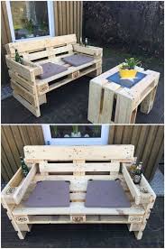 Werfen Sie Einen Blick Auf Diese Idee Zum Thema Palettenmobel Terrasse Ein Sofa Aus Holz Und Zwei L Palettenmobel Terrasse Mobel Aus Paletten Diy Gartenmobel