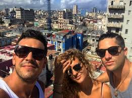 Mario Casas cambia a su novia por su hermana para viajar a Cuba