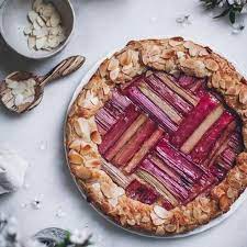 Elle fait fureur dans des tartes, crumble, compotes, confitures et autres desserts, surtout si elle est associée à evidemment, personne ne vous empêche de servir cette tarte avec une boule de glace ! La Tarte A La Rhubarbe Le Dessert Geometrique Facon Instagram Elle A Table