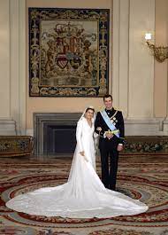 Liebe und leid einer königin ist ein deutsches filmdrama aus dem jahr 1957, bei dem wolfgang liebeneiner regie führte. Popsugar Uk Konigliche Hochzeitskleider Prinzessin Letizia Spanische Hochzeit