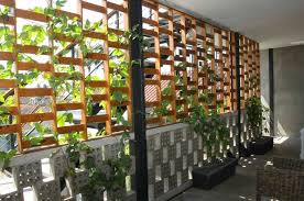 Dengan sedikit ornamen seperti roster dan bukaan jendela yang lebar, kita bisa memaksimalkan desain rumah yang bagus dan tetap menjaga kenyamanan ruang. 30 Trend Terbaru Model Roster Rumah Aneka Model Rumah