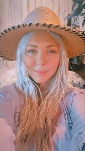 Mary Brink's Instagram, Twitter & Facebook