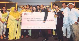 Dari sebuah desa berbekal gitar tua datang ke ibukota dengan penuh harapan menjadi seorang. Air Mata Seorang Biduan