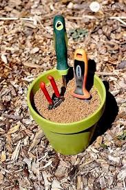 Bewahre Deine Werkzeuge In Einem Gemisch Aus Sand Und Babyol Auf Um Sie In Schuss Zu Halten Bewahre Deine Garden Tool Holder Clean Garden Tools Garden Tools