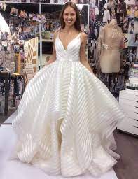 Diese allroundtalente kaschieren alle problemzonen und passen einfach zu jedem outfit. Schlicht Tiefe V Ausschnitt Pinsel Schleppe Gestreift Drapiert Brautkleid Mit Abgestuft Brautkleider 269 99 Simple Dress Com