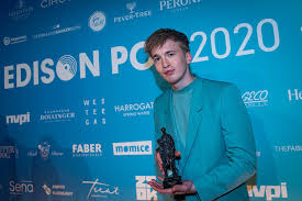 Eind 2020 werd de eerste documentaire over snelle aangekondigd. Rapper Snelle Valt Ook Tijdens Edisons In De Prijzen Indebuurt Deventer