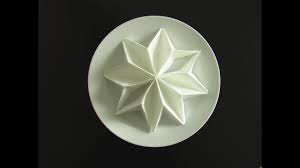 Ce pliage de serviette en papier en forme de sapin est la solution ! Pliage Serviette En Poinsettia Origami Fold Napkins Youtube