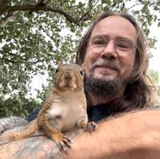 Jethro came in for a visit twice today so far, he'll probably be back one  more time. There's more nuts to bury. 😂❤️