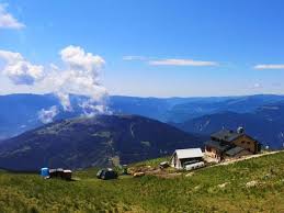 Il rifugio averau è una delle mete imperdibili tra le dolomiti bellunesi, nella splendida zona a cavallo tra cortina d'ampezzo e colle santa lucia. N8ddztnxihz6ym