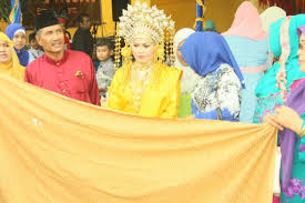 Asmaniar fakultas hukum universitas krisnadwipayana. Tak Lekang Adat Dalam Pernikahan