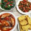 Biasanya, bakso disajikan dengan kuah kaldu yang gurih dan hangat. 1
