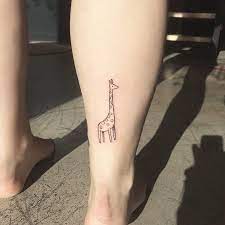 Petite Giraffe Pour Nouknook Tattoo Ttt Tatouage Flash Ignorantstyletattoo Ignorantland Minimalistt Giraffe Tattoos Small Tattoos Girraffe Tattoo