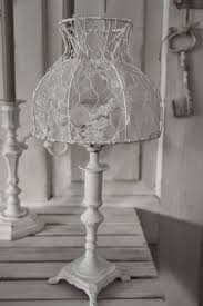 Lamp Shade From Chicken Wire And Lace Pantallas De Lamparas Lamparas Artesanales Decoracion De Unas
