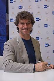 Alberto angela, figlio del popolare conduttore, giornalista e divulgatore scientifico piero angela, proprio dal padre ha raccolto l'eredità televisiva condividendo con lui passioni e professione. Alberto Angela Wikipedia