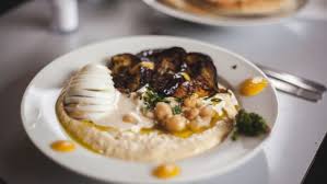 11 Restaurants In Berlin In Denen Ihr Richtig Gut Israelisch Essen Konnt Mit Vergnugen Berlin Israelisches Essen Berlin Essen Lebensmittel Essen