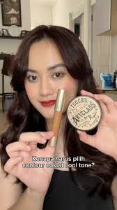 Coklat yang warm tone itu cocok nya dibilang bronzer karna dia kasih efek  hangat ke wajah aja kaya abis kena matahari jadi wajahnya ga terlihat flat.  Sedangkan coklat yang cool tone itu cocok dibilang ...