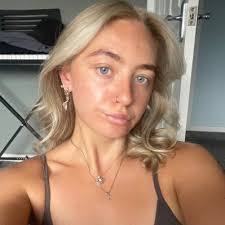 Lara Grant's Instagram, Twitter & Facebook