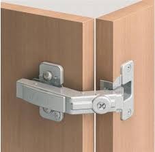 Charniere Blum Clip Top Pour Meuble D Angle A Porte Pliante La Quincaillerie Du Meuble Charniere Meuble Meuble D Angle Meuble Angle Cuisine