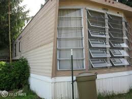 I Love Jalousie Windows Found On Older Mobile Homes A Great Way To Enjoy A Gentle Rain Mobile Home Living Trailer Home French Farmhouse