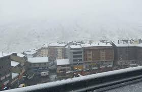 La large fenêtre de la salle de séjour donne sur la cour. P O Premiere Chute De Neige Ce Mardi En Montagne Circulation Delicate En Direction Du Pas De La Case Lindependant Fr