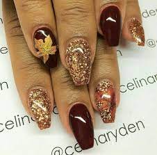 Leaves are falling down, and the orange, yellow, and brown colors cover the streets. Unas Otono Thanksgiving Nail Designs Thanksgiving Nail Art Thanksgiving Nails