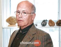 &quot;An American professor is promoting Korean literature in the U.S. David McCann, a professor of Korean literature and the director of the Korea Institute at ... - mccann-chosun_ilbo-2009100700201_1