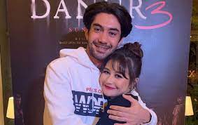 Prilly Latuconsina Pamer Adegan Ranjang Bareng Reza Rahadian Pose Nyaris Ciuman Bikin Gempar