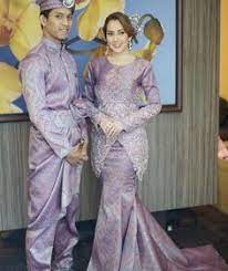 Kenakan baju pengantin adat bugis evi masamba menikah. Baju Songket Couple Most Bridal Couples Choose To Wear Traditional Malay Attire On Their Wedding D Muslimah Wedding Dress Malay Wedding Dress Wedding Dresses