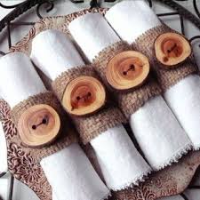 Le pompon est utile pour plusieurs types de décors lors d'un amriage: Quelques Tuto Pour Realiser De Jolis Ronds De Serviette Elegants Ou Nature Pour Egayer Votre Table A Noel Ronds De Serviette Noel Serviettes Rond De Serviette