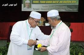 Tok guru bila kita tengok dari jauh, beliau kelihatan bekeng (garang), tetapi bila kita rapat, kita tahu jiwa beliau sebagai seorang bapa dan kita dapat merasakan beliau bukan lebih mesra dipanggil sebagai 'tok guru', allahyarham mendirikan rumah tangga dengan datin tuan sabariah tuan ishak. Dr Haron Din Abu Nuha Corner
