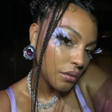 Cora Redding's Instagram, Twitter & Facebook