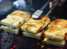 Mesin roti adalah rangkaian alat yang digunakan untuk membuat roti dan cake sejak awal pembuatan adonan, peragian, pemanggangan dan proses lain yang terkait. Analisa Dan Strategi Usaha Atau Bisnis Jualan Roti Bakar Hinyong