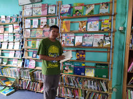 Membaca dan menulis (literasi) di sekolah melalui program kata. Infopublik Literasi Tak Hanya Membaca Buku Tapi Juga Berkarya