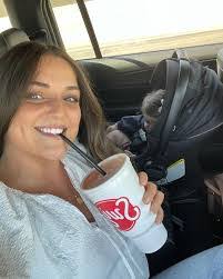 Elise Chamberlain's Instagram, Twitter & Facebook