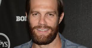 Geoff Stults Joins Tina Fey's CBS Pilot; It's Not Bringing Back Enlisted,  But It's Close