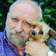 LA HISTORIA HEROICA DE TOM, EL PERRO DE MALVINAS 🐕🥺 🛩️ Viajó en un  Hércules que aterrizó en las Islas. Allí fue un animal de compañía que  cautivó a más de un