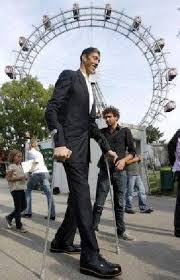 Cel mai scund om din lume, măsurat de două ori pe zi. Cea Mai Mica Femeie Si Cel Mai Inalt Barbat Din Lume Stau Fata In Fata In Platoul Emisiunii Acces Direct In Aceasta Dupa Amiaza Adpm