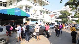 รู้จัก 3 กลุ่มอาชีพที่ทางการอนุโลมให้ออกนอกเคหสถานในช่วง เคอร์ฟิว ได้ พร้อมเปิดแบบฟอร์มขออนุญาตเดินทาง เนื่องจากมีความจำเป็นต้องปฏิบัติ. Wv1zbbzlnhczjm